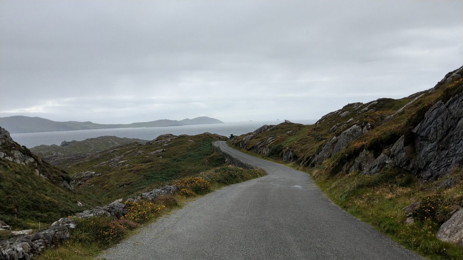 what-side-of-the-road-do-they-drive-on-in-ireland-livingireland